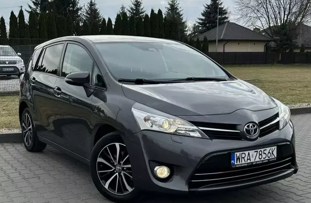 TOYOTA Verso 