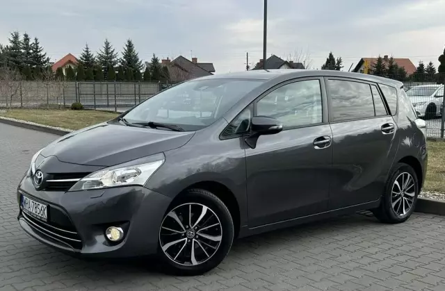 TOYOTA Verso 