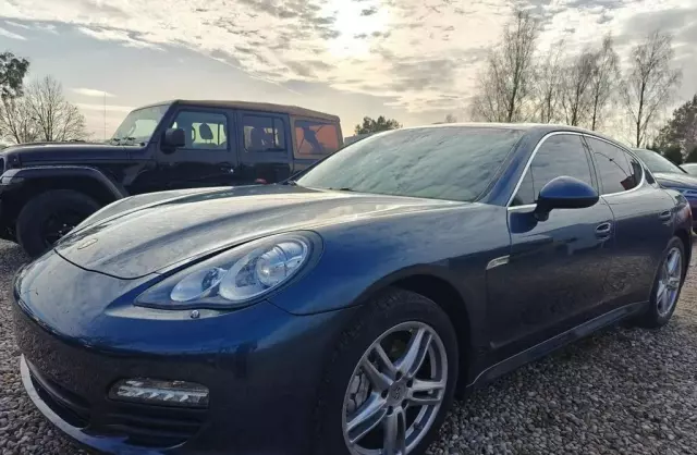 PORSCHE Panamera 