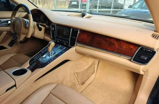 PORSCHE Panamera 