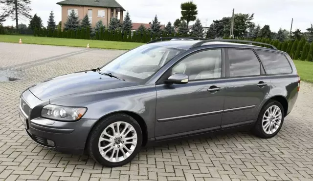 VOLVO V50 