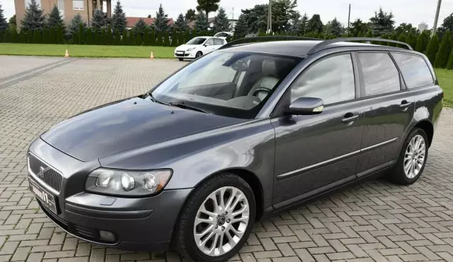 VOLVO V50 