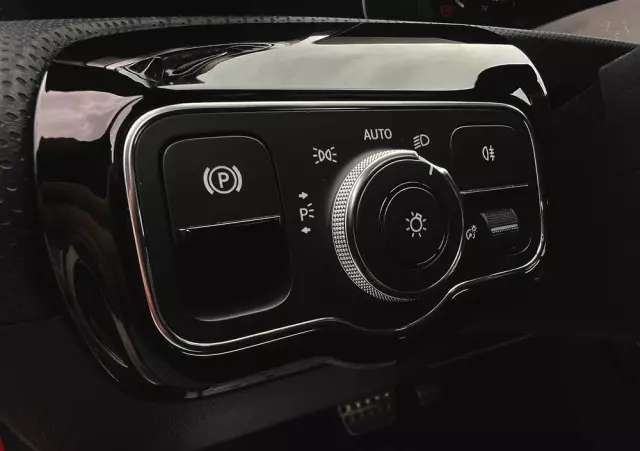 MERCEDES-BENZ Klasa A 220 4-Matic AMG Line 7G-DCT