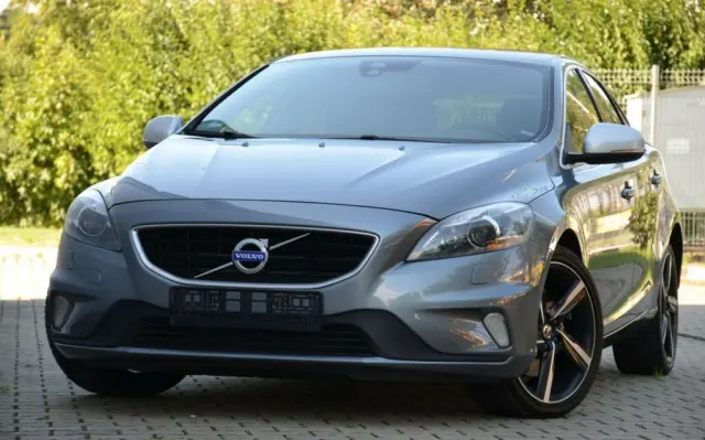 VOLVO V40 