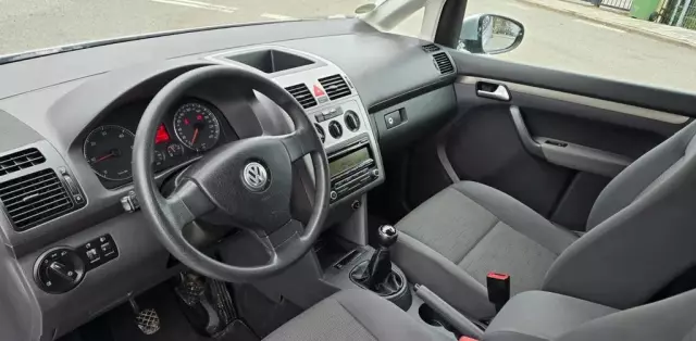 VOLKSWAGEN Touran 