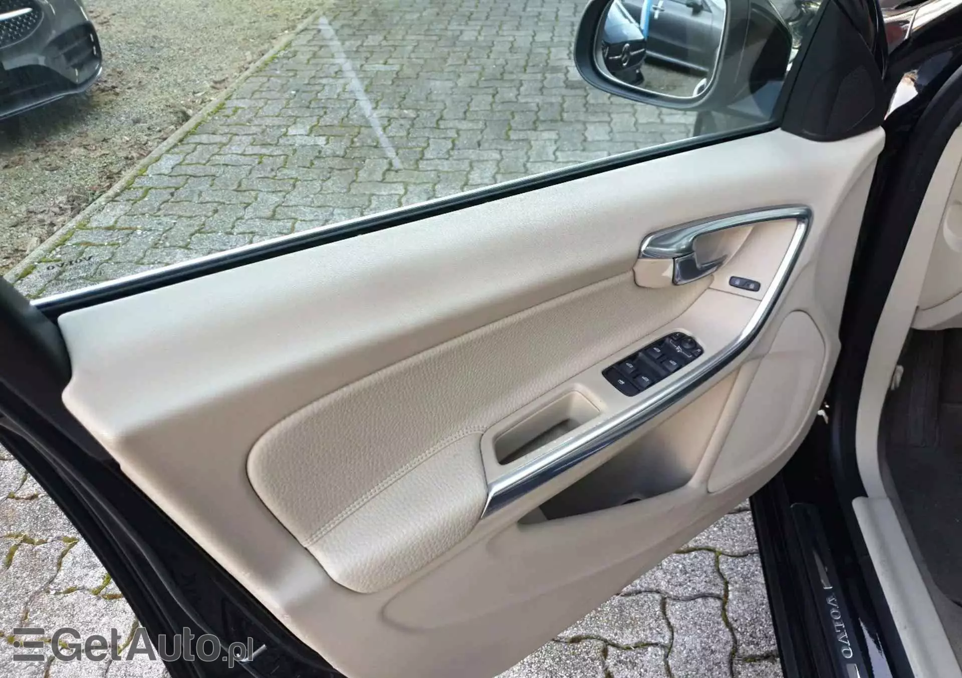 VOLVO V60 DRIVe Momentum