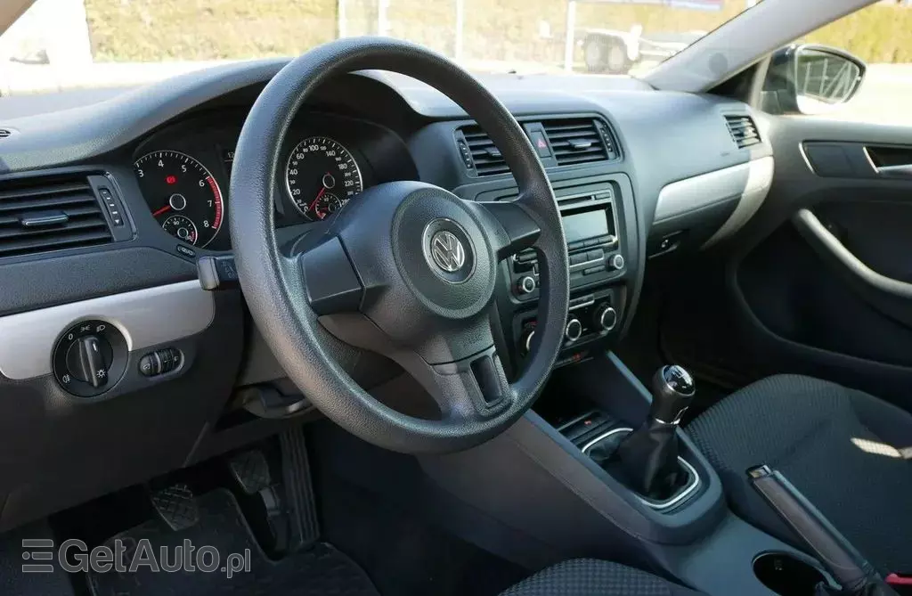VOLKSWAGEN Jetta 