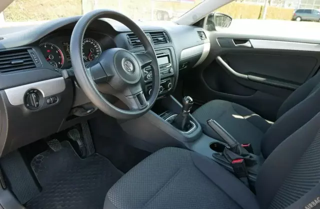 VOLKSWAGEN Jetta 