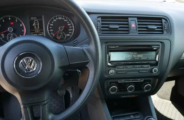 VOLKSWAGEN Jetta 