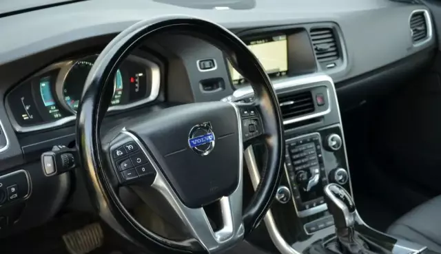 VOLVO V60 