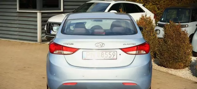 HYUNDAI Elantra 