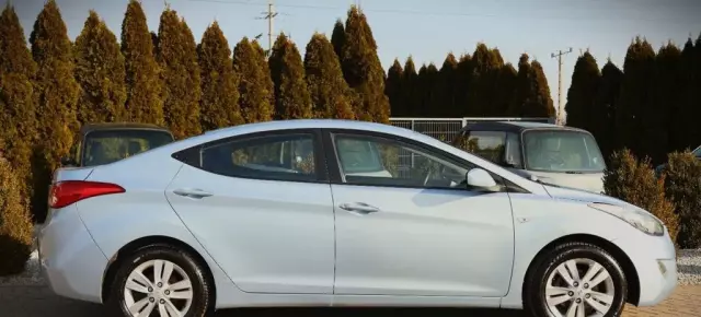 HYUNDAI Elantra 