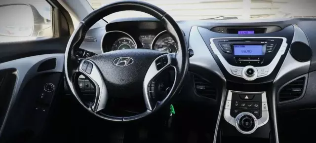 HYUNDAI Elantra 