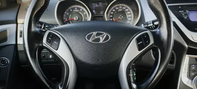 HYUNDAI Elantra 