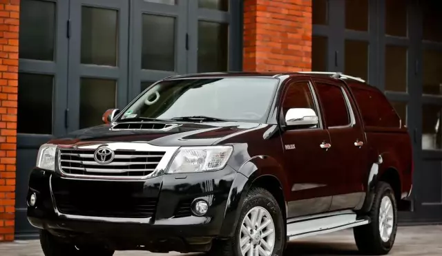 TOYOTA Hilux 