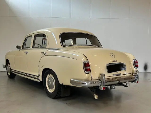 MERCEDES-BENZ 220 Ponton 
