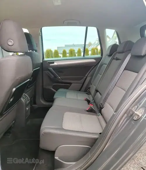 VOLKSWAGEN Golf Sportsvan 