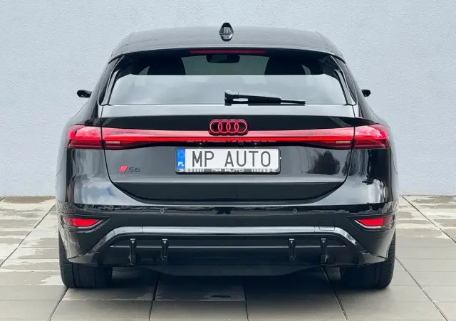 AUDI S6 Avant e-tron 
