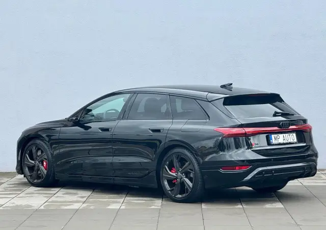 AUDI S6 Avant e-tron 
