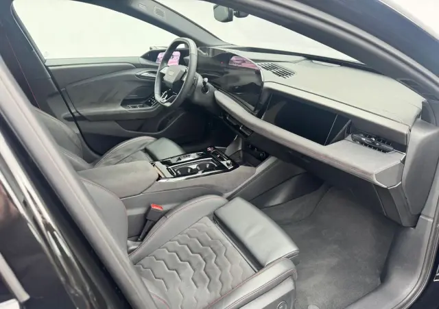 AUDI S6 Avant e-tron 