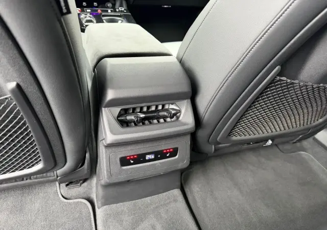 AUDI S6 Avant e-tron 