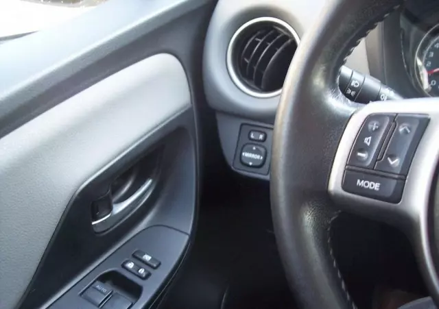 TOYOTA Yaris 1.0 Active