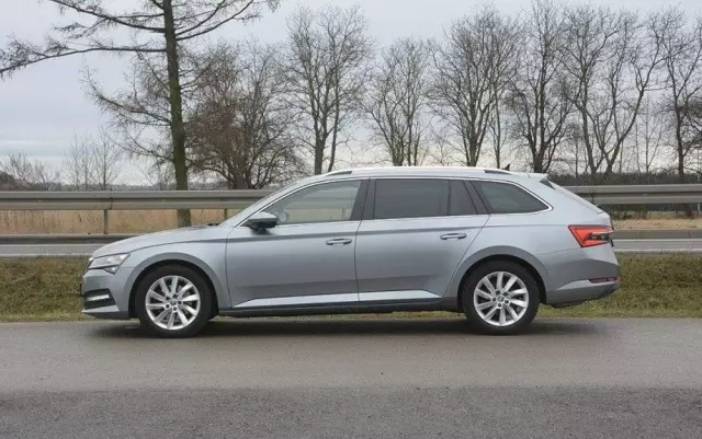 SKODA Superb 