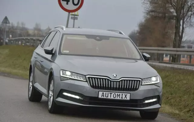 SKODA Superb 