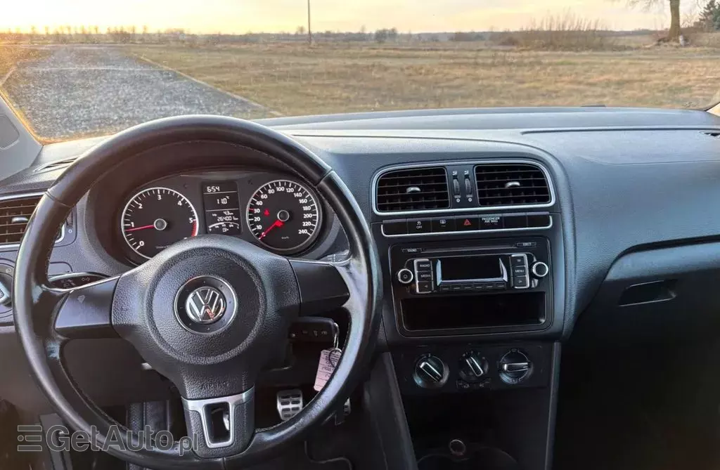 VOLKSWAGEN Polo 