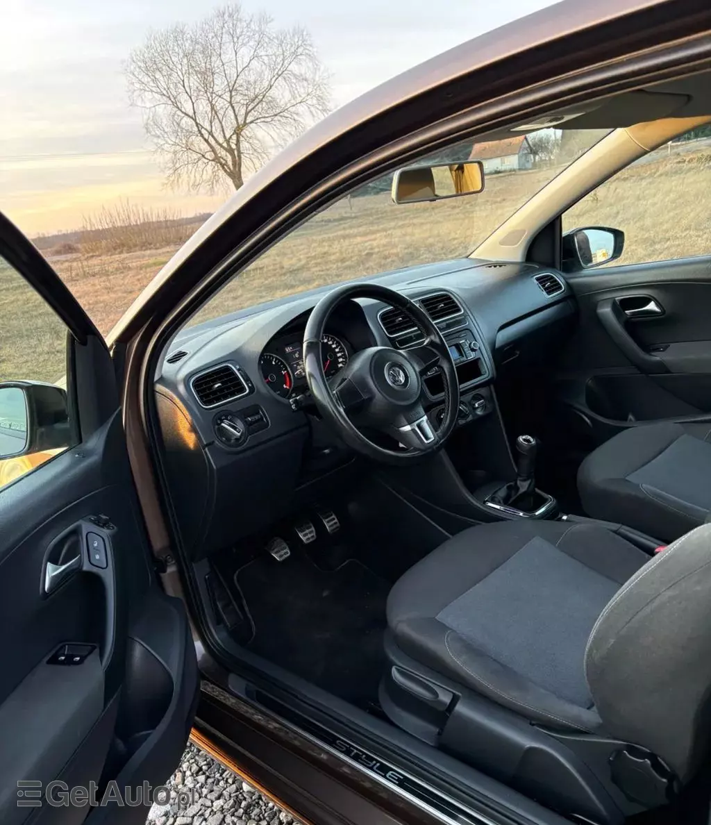 VOLKSWAGEN Polo 