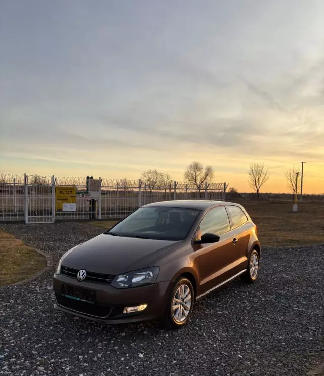 VOLKSWAGEN Polo 