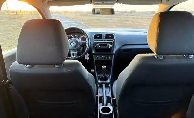VOLKSWAGEN Polo 