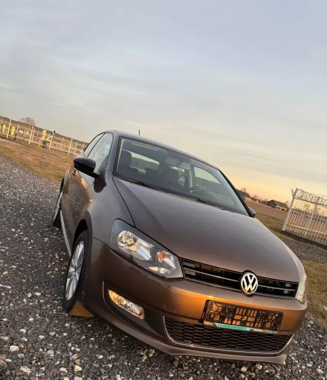 VOLKSWAGEN Polo 