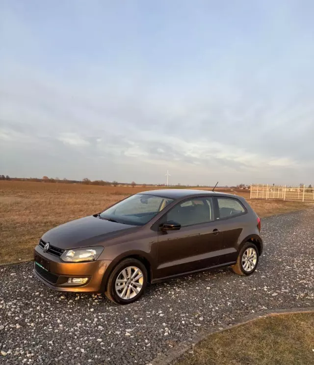 VOLKSWAGEN Polo 