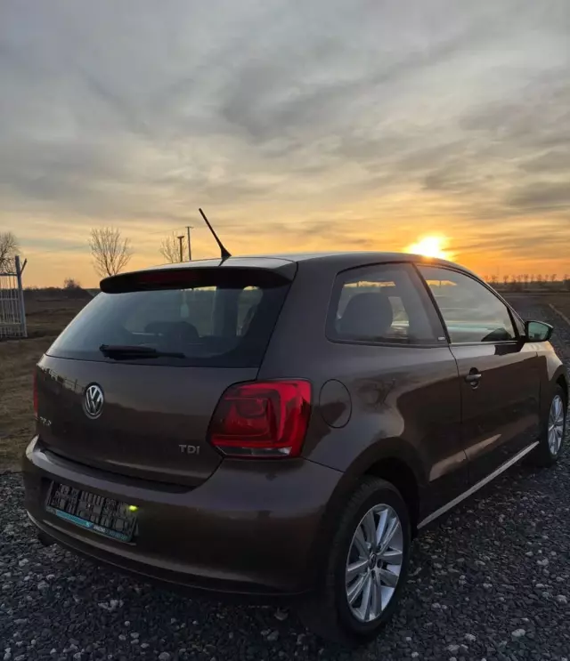 VOLKSWAGEN Polo 