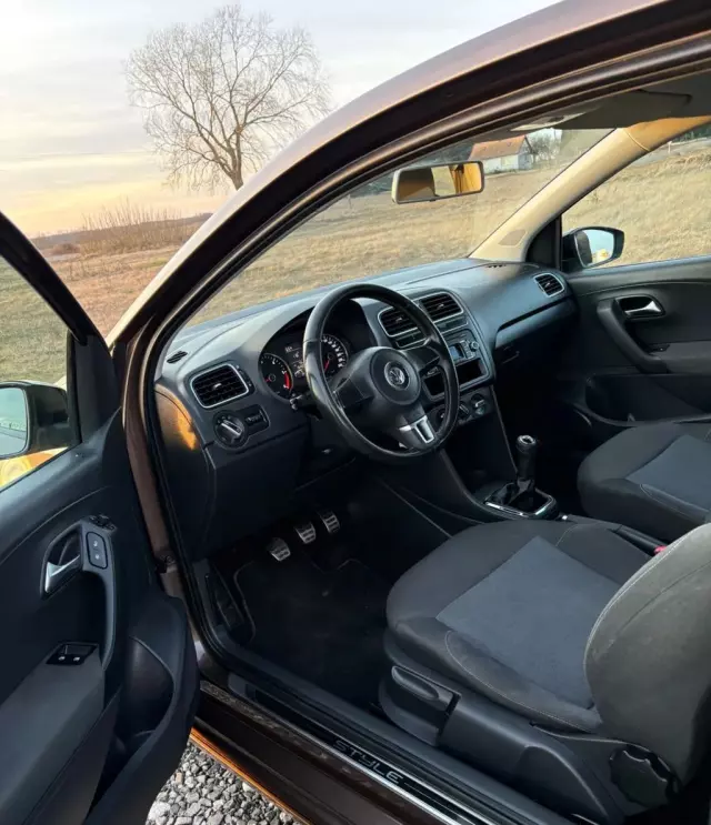 VOLKSWAGEN Polo 