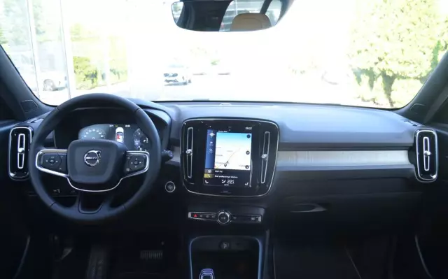 VOLVO XC 40 T3 Momentum Pro