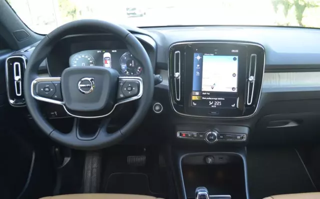 VOLVO XC 40 T3 Momentum Pro