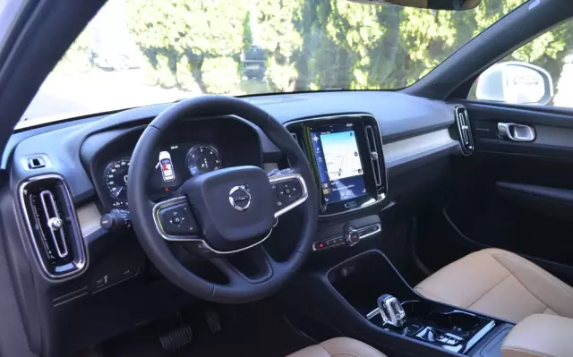 VOLVO XC 40 T3 Momentum Pro