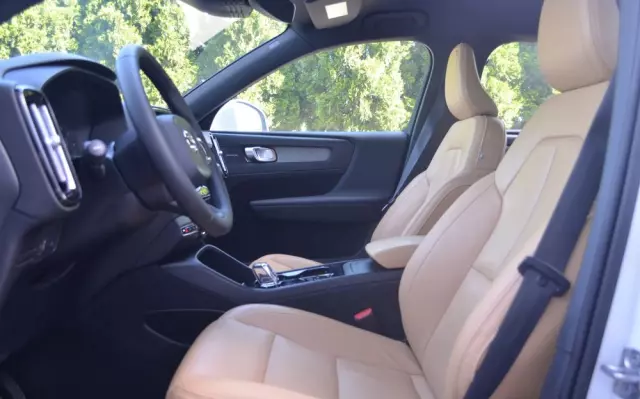 VOLVO XC 40 T3 Momentum Pro