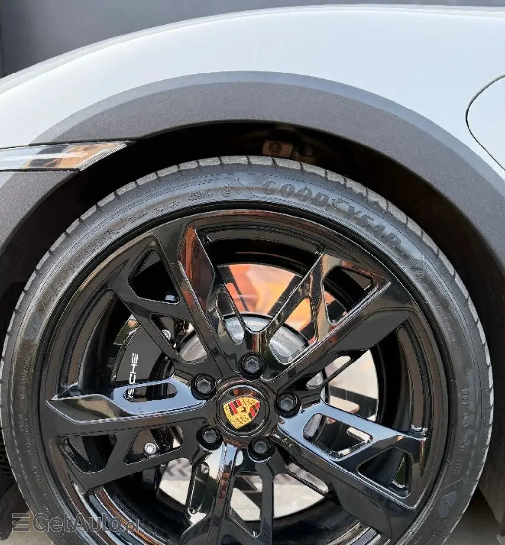 PORSCHE Taycan 