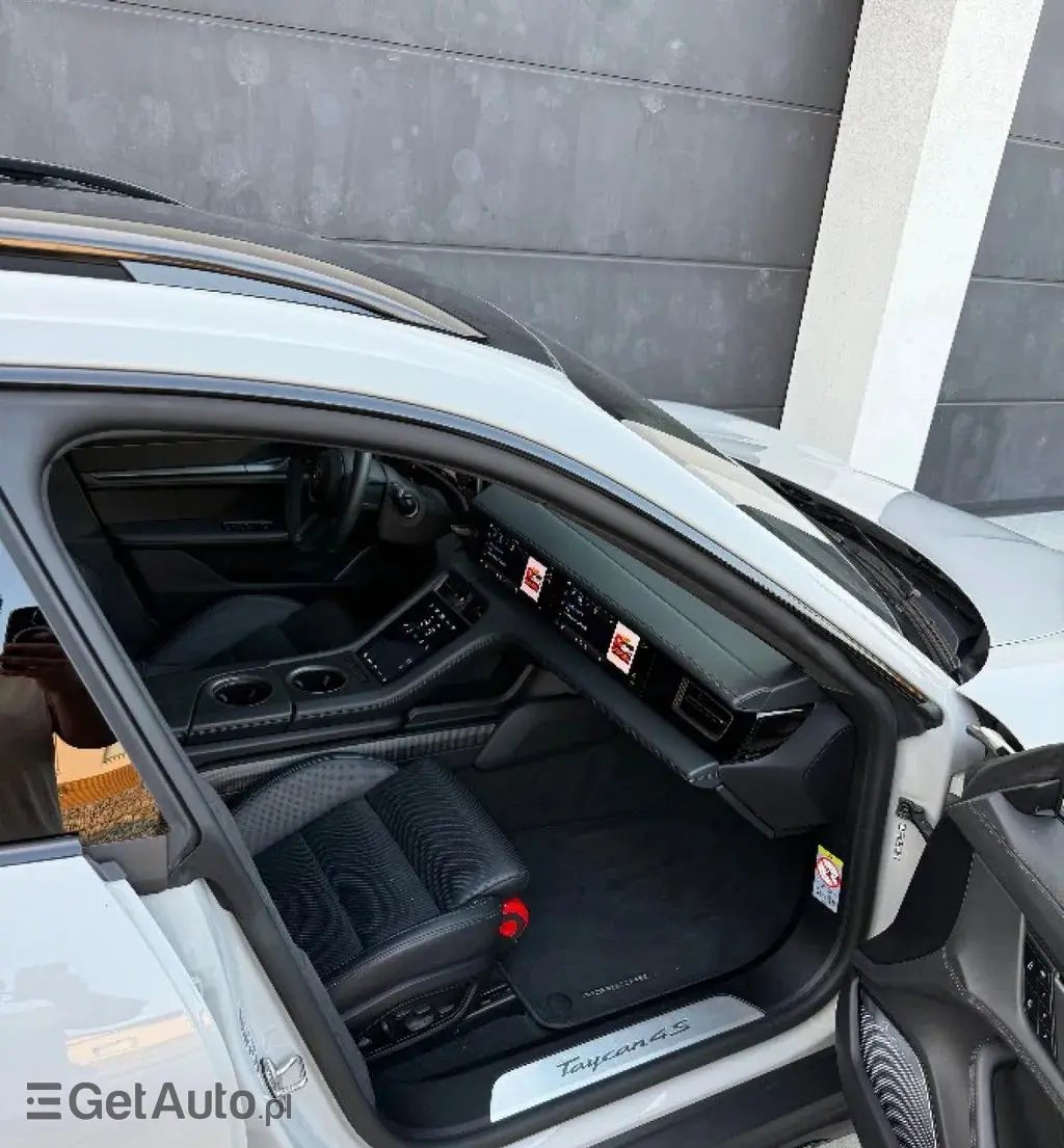PORSCHE Taycan 