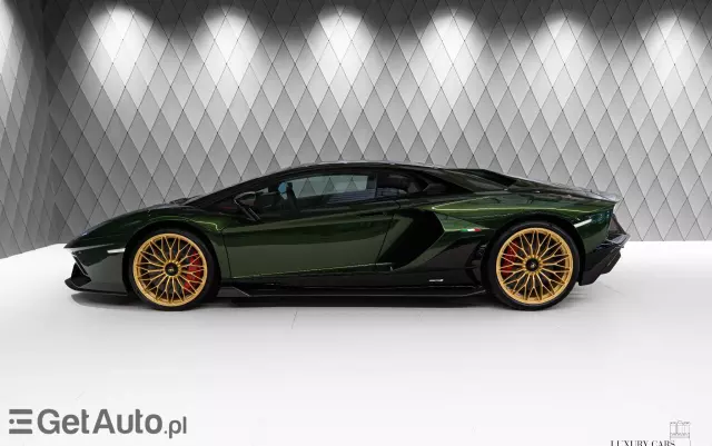 LAMBORGHINI Aventador 