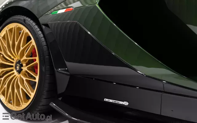 LAMBORGHINI Aventador 