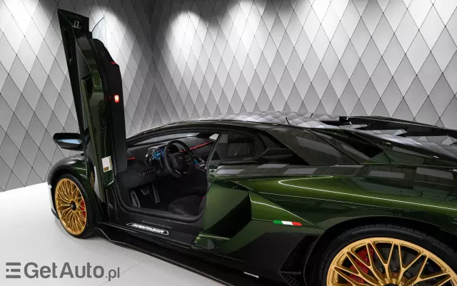 LAMBORGHINI Aventador 