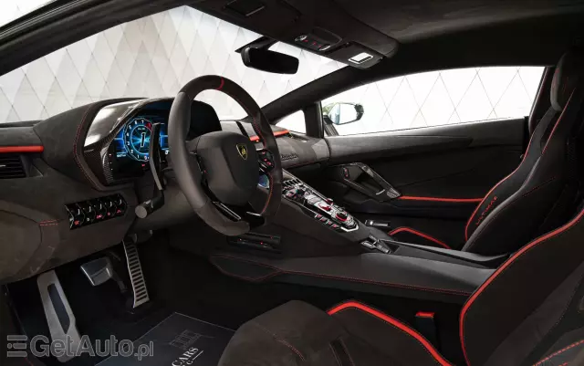 LAMBORGHINI Aventador 