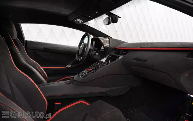 LAMBORGHINI Aventador 