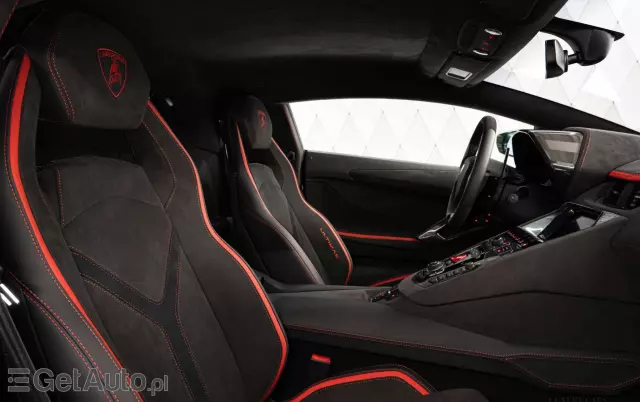 LAMBORGHINI Aventador 