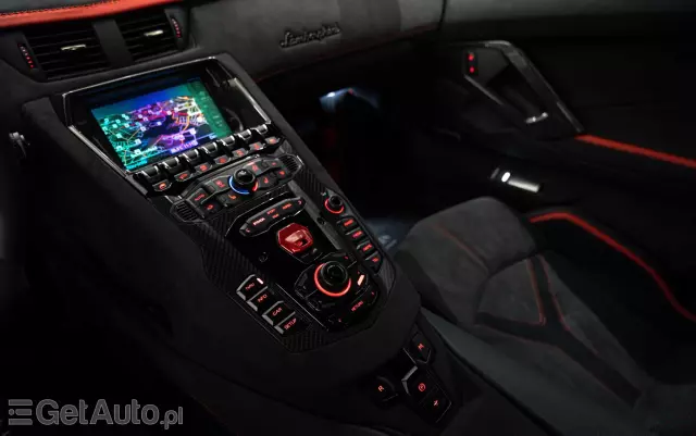 LAMBORGHINI Aventador 