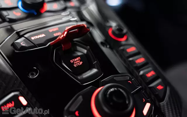 LAMBORGHINI Aventador 